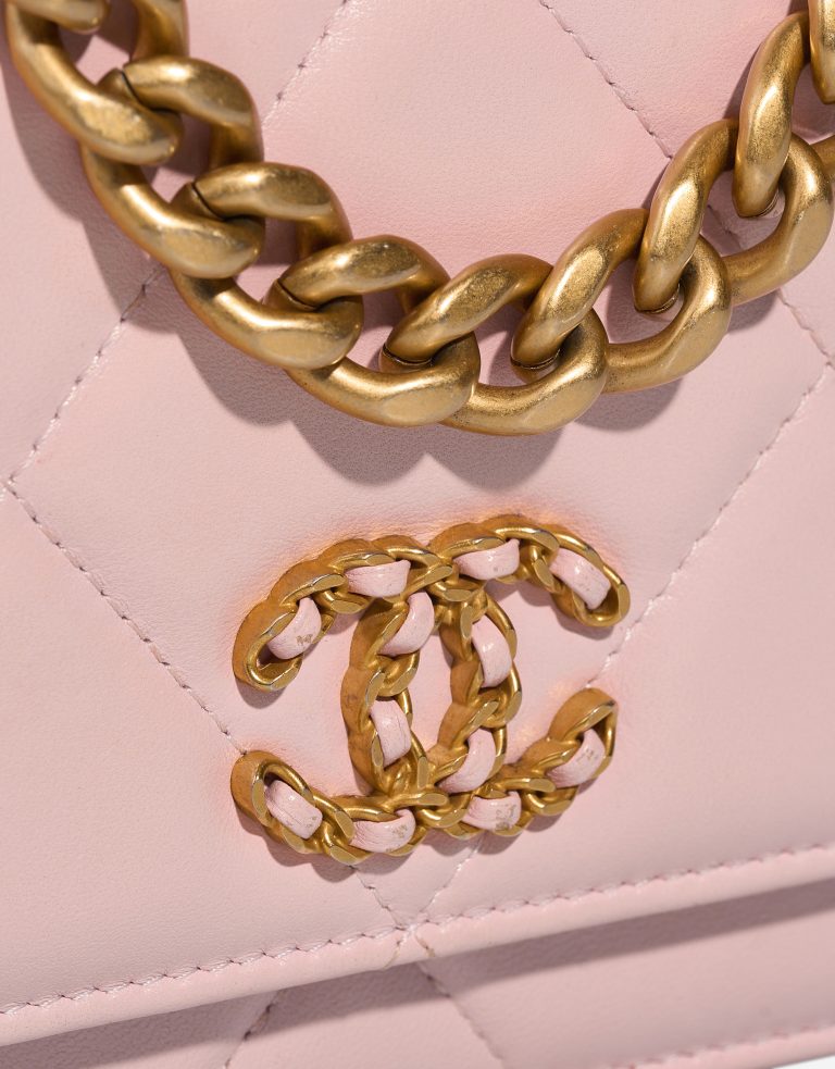 Chanel 19 Wallet On Chain Lamb Light Rose Closing System | Sell your designer bag
