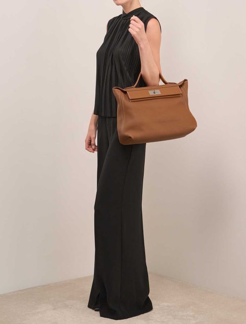 Hermès 24/24 35 Taurillon Clémence / Swift Gold on Model | Sell your designer bag