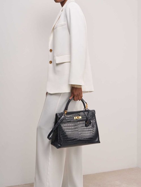 Hermès Kelly 35 Porosus Crocodile Bleu Marine on Model | Sell your designer bag