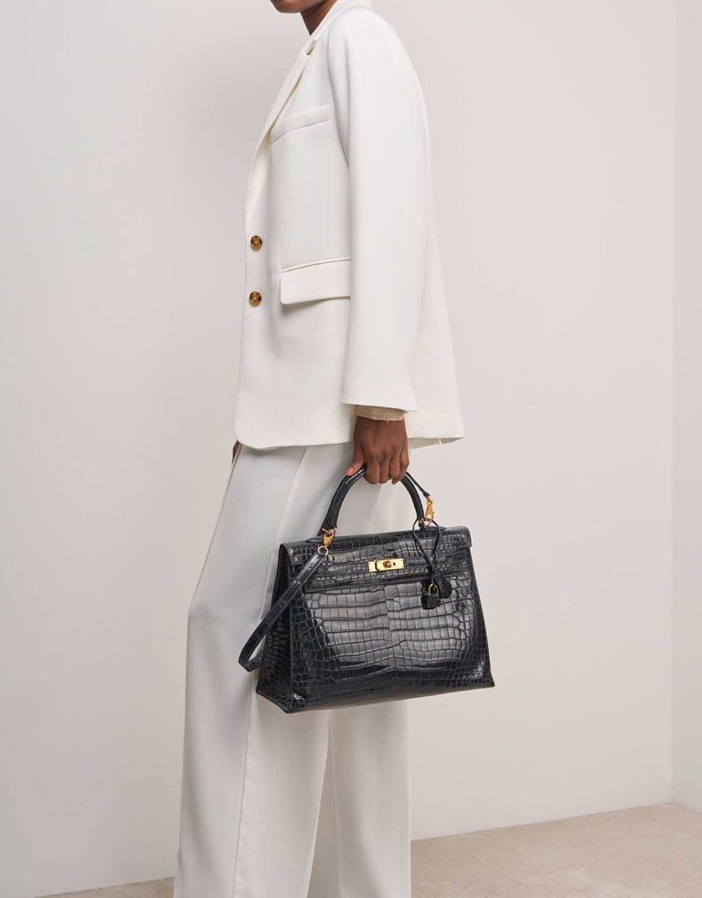 Hermès Kelly 35 Porosus Crocodile Bleu Marine on Model | Sell your designer bag