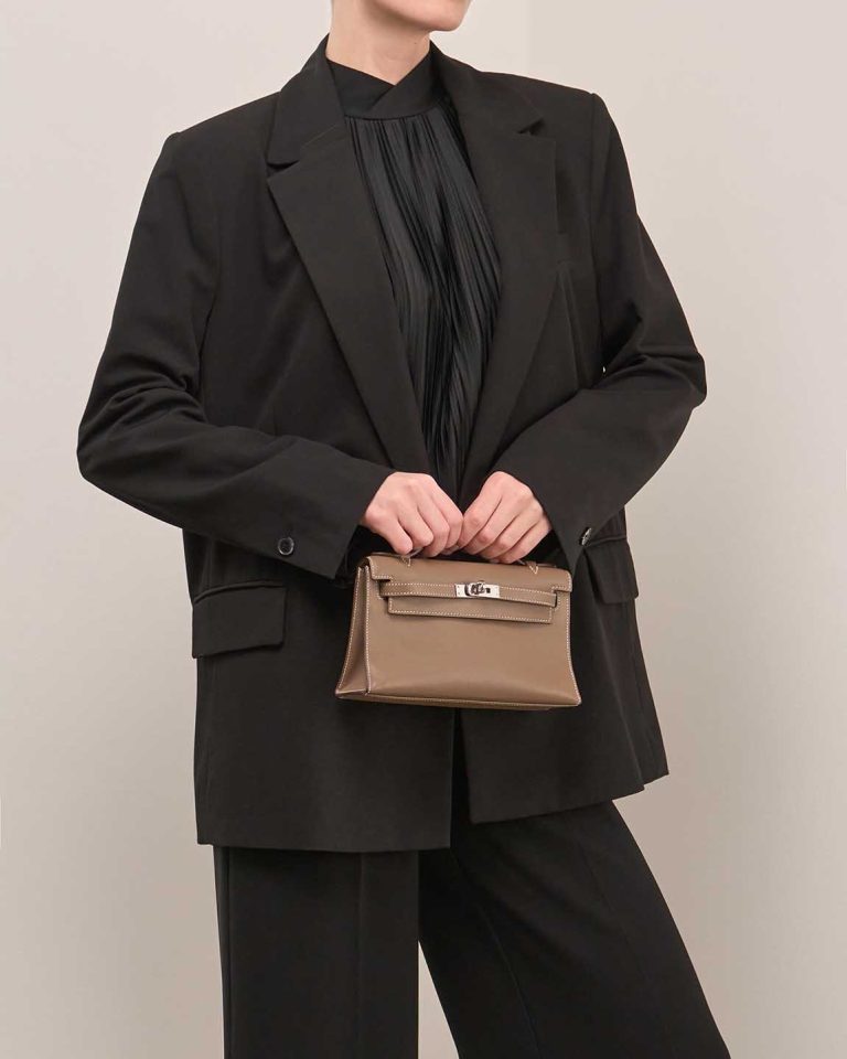 Hermès Kelly Pochette Swift Étoupe on Model | Sell your designer bag