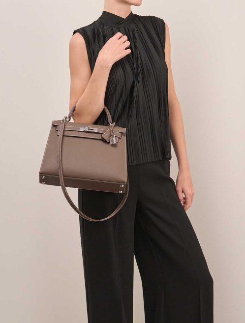 Hermès Kelly 28 Epsom Étoupe on Model | Sell your designer bag