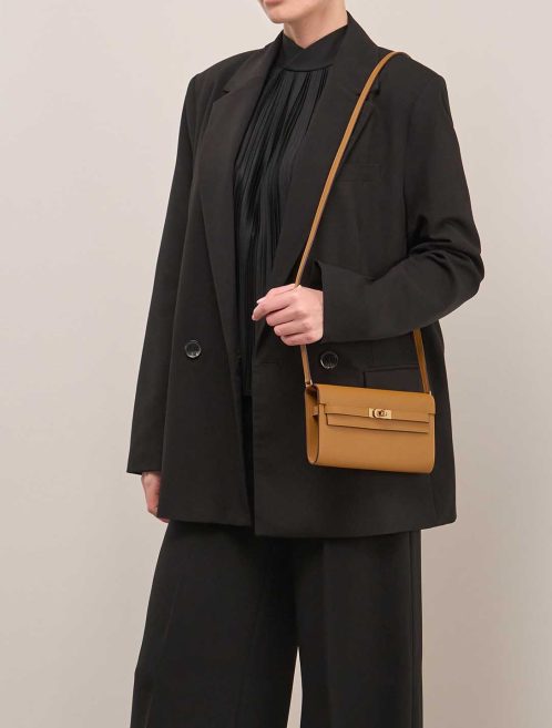 Hermès Kelly To Go Evercolor Caramel on Model | Sell your designer bag