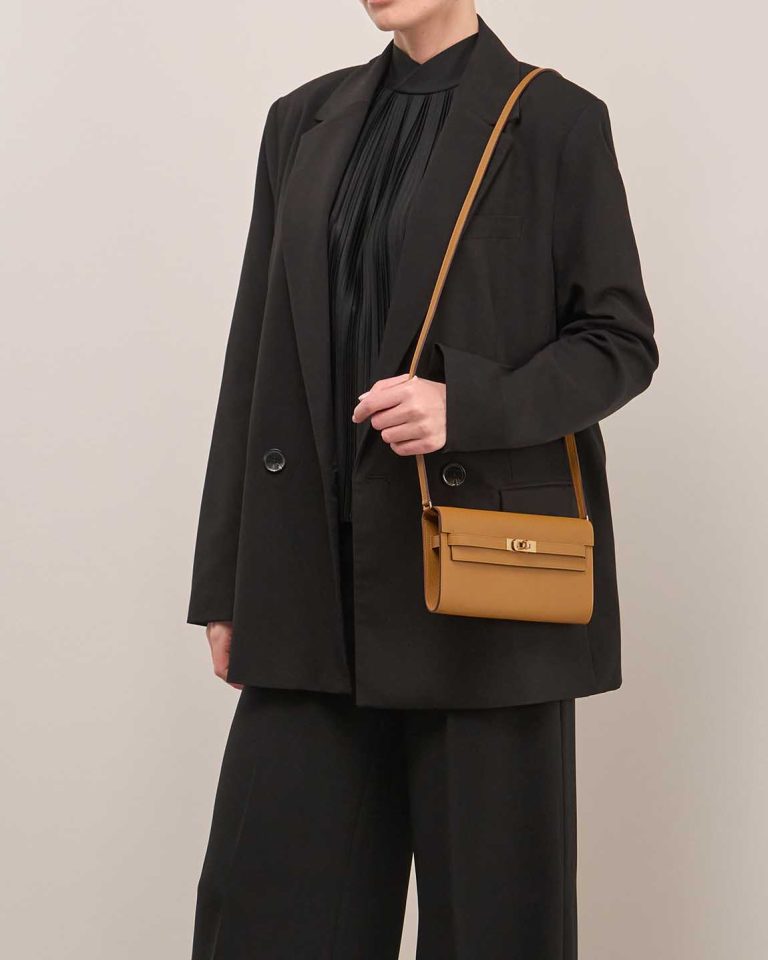 Hermès Kelly To Go Evercolor Caramel on Model | Sell your designer bag
