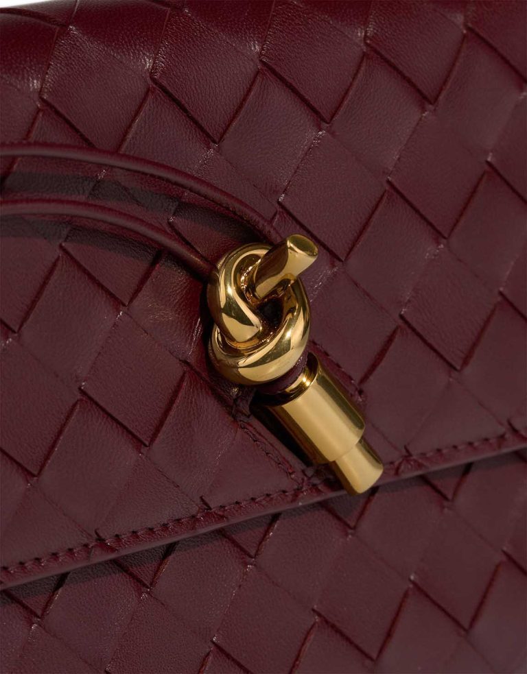 Bottega Veneta Andiamo Clutch Lamb Burgundy Closing System | Sell your designer bag