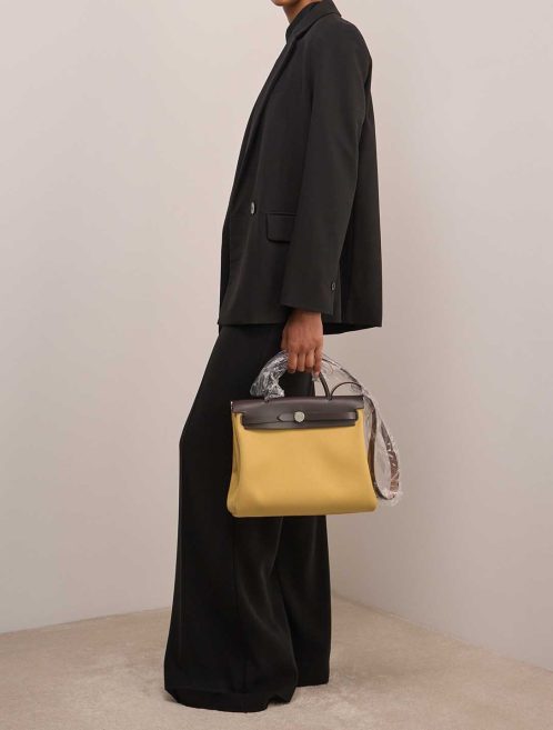 Hermès Herbag 31 Toile / Vache Hunter Ébène / Paille on Model | Sell your designer bag