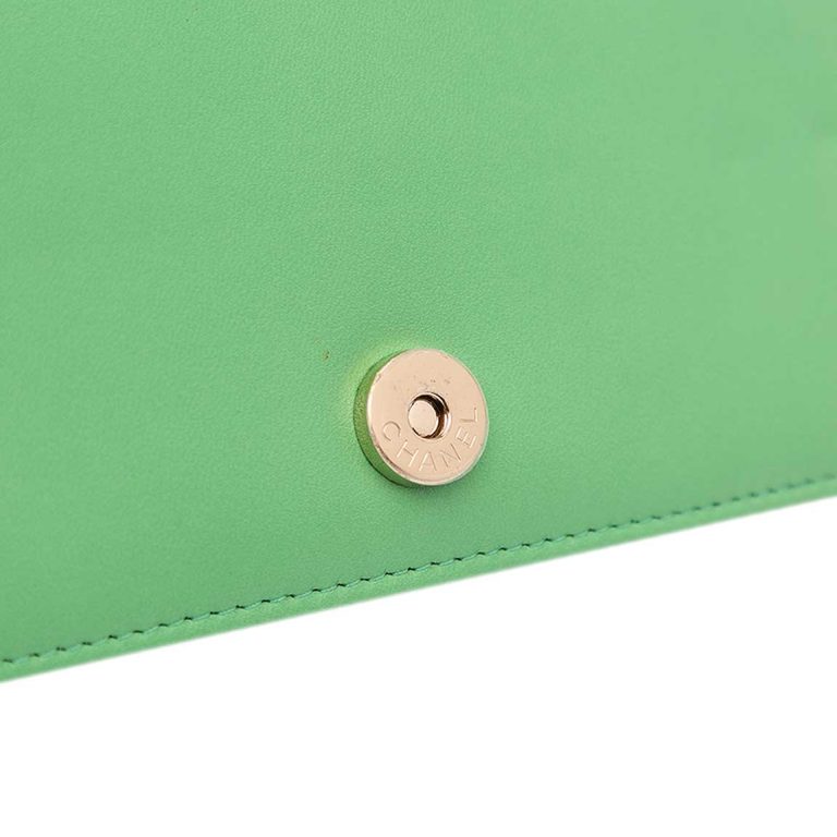 Chanel Boy Wallet On Chain Lamb Green Closing System | Sell your designer bag