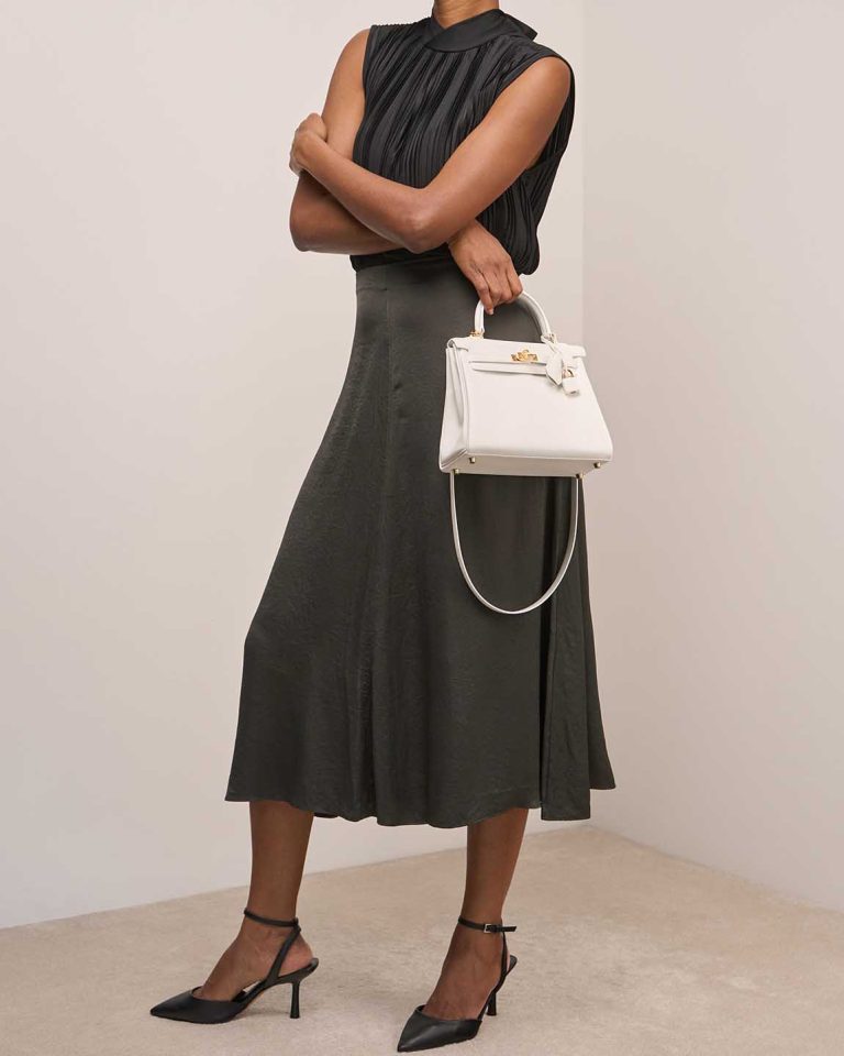 Hermès Kelly 25 Swift New White on Model | Sell your designer bag