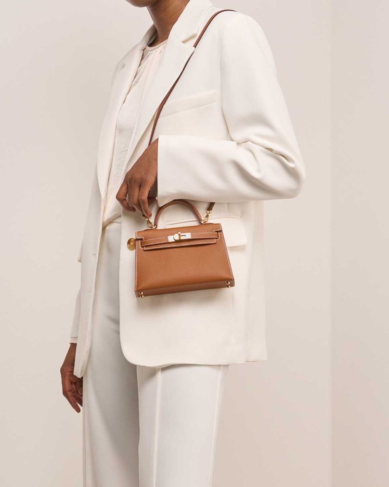 Hermès Kelly Mini Epsom Gold on Model | Sell your designer bag