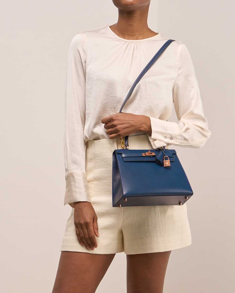 Hermès Kelly 25 Box Bleu Saphir on Model | Sell your designer bag