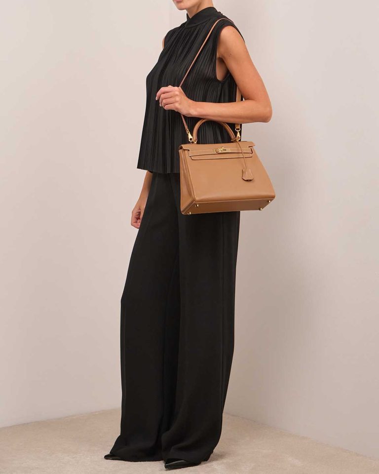 Hermès Kelly 28 Courchevel Tabac Camel on Model | Sell your designer bag