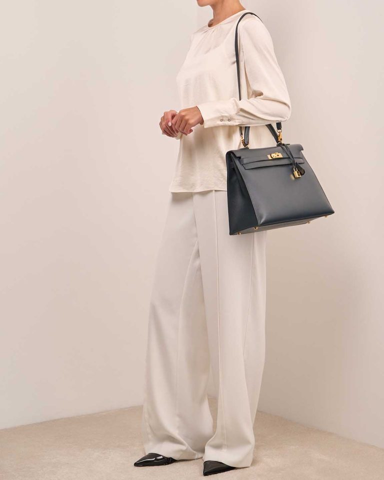 Hermès Kelly 35 Courchevel Bleu Marine on Model | Sell your designer bag
