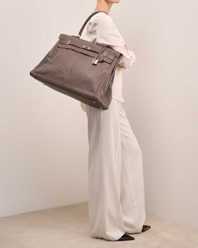 Hermès Kelly 50 Veau Sikkim Gris Tourterelle on Model | Sell your designer bag