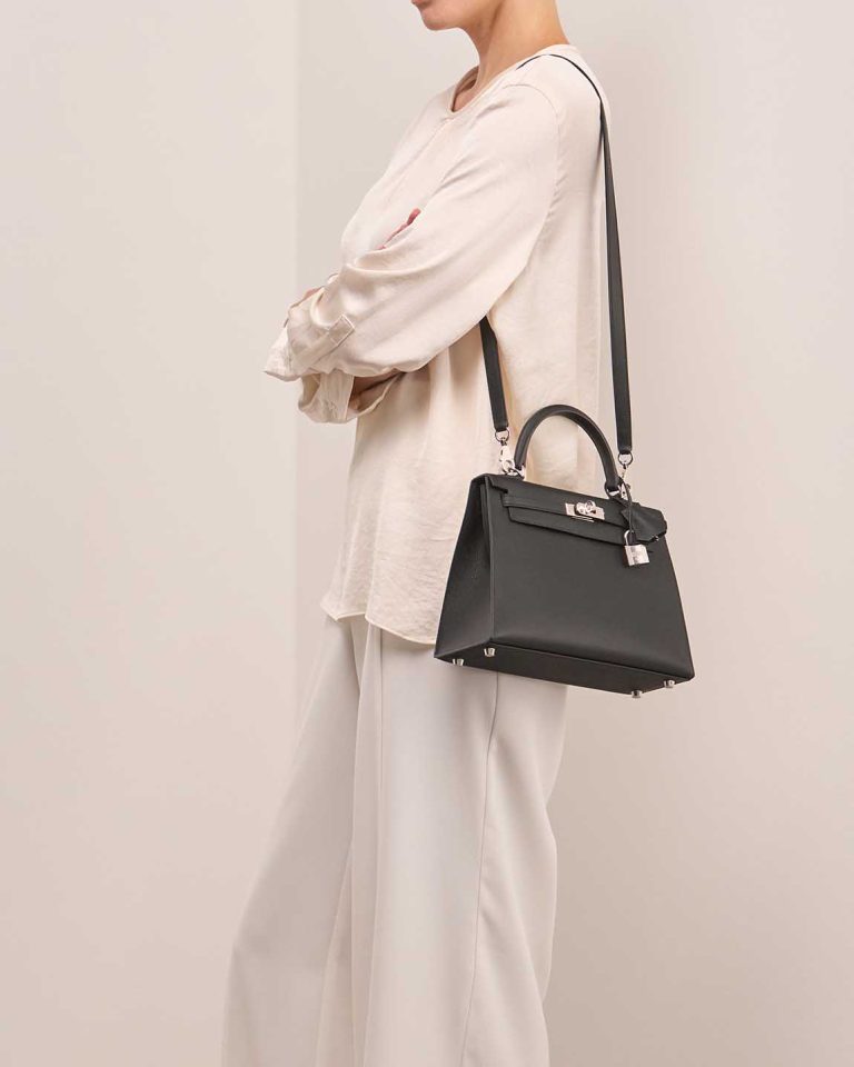 Hermès Kelly 25 Epsom Black on Model | Sell your designer bag