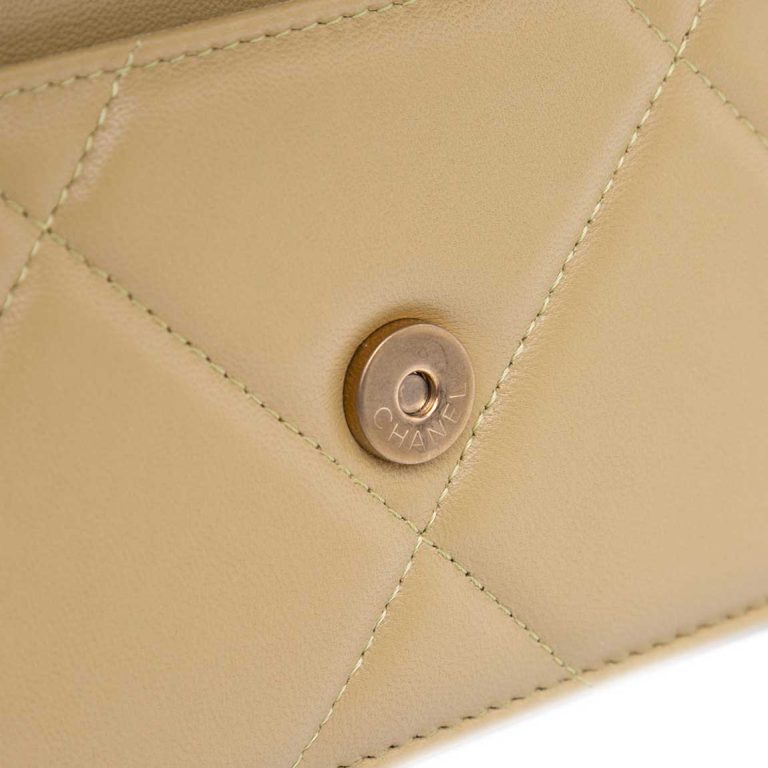 Chanel 19 Wallet On Chain Lamb Beige Closing System | Sell your designer bag