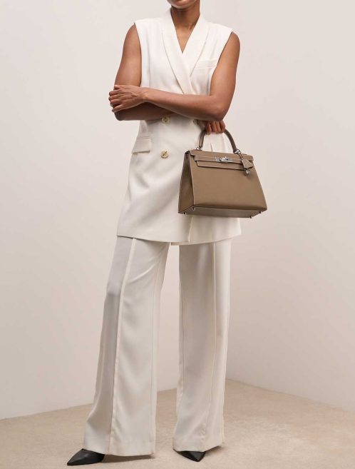 Hermès Kelly 28 Epsom Étoupe on Model | Sell your designer bag