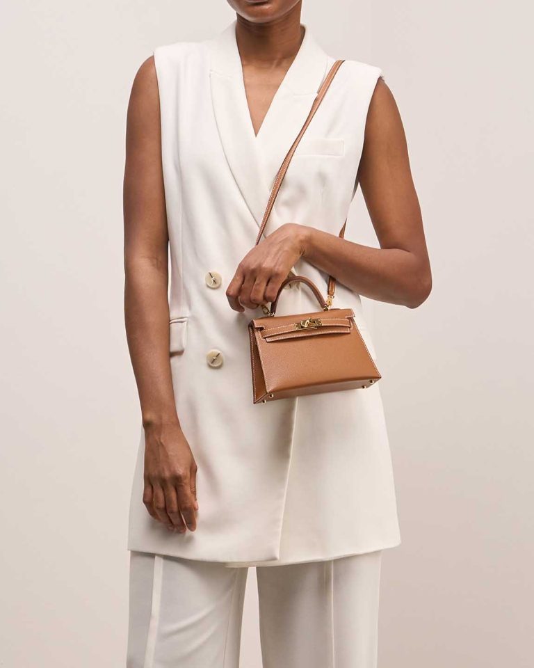 Hermès Kelly Mini Epsom Gold on Model | Sell your designer bag