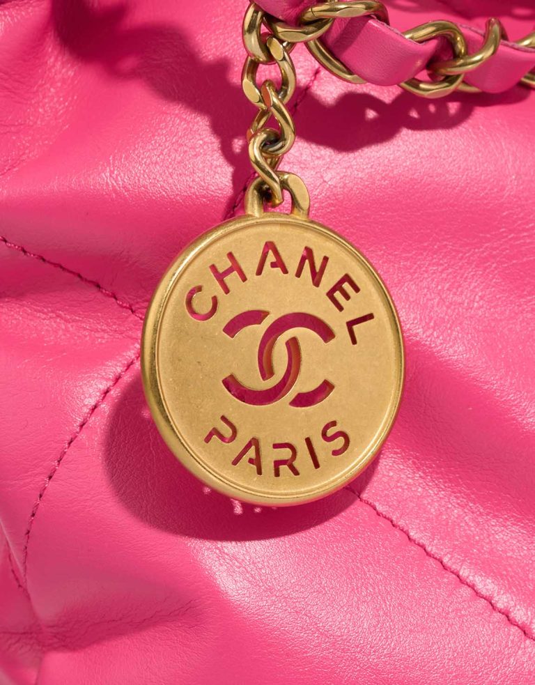 Chanel 22 Medium Hot Pink Signs of wear | Sell your designer bag