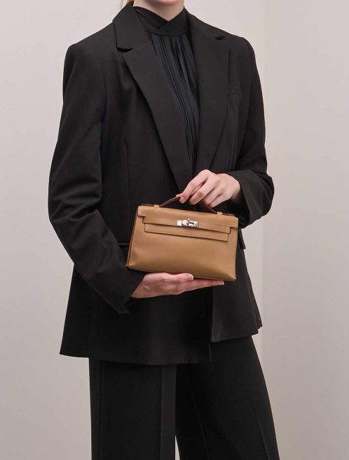 Hermès Kelly Pochette Swift Biscuit on Model | Sell your designer bag