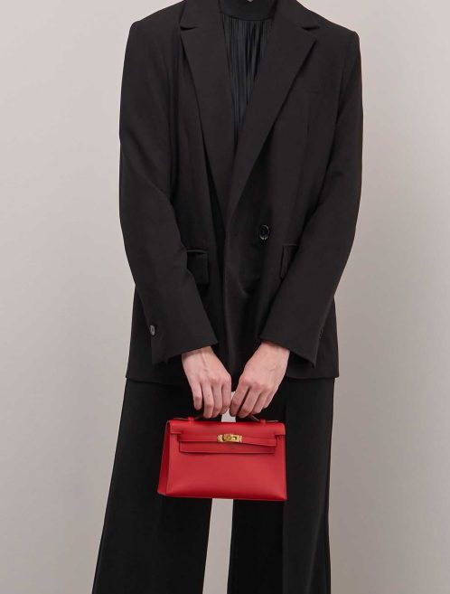 Hermès Kelly Pochette Swift Rouge Radieux on Model | Sell your designer bag