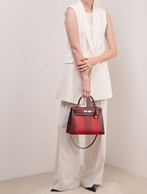 Hermès Kelly 28 Lettre M Chèvre Mysore / Box / Epsom Rouge H / Rouge Vermillon / Rouge Grenat / Rose Tyrien on Model | Sell your designer bag
