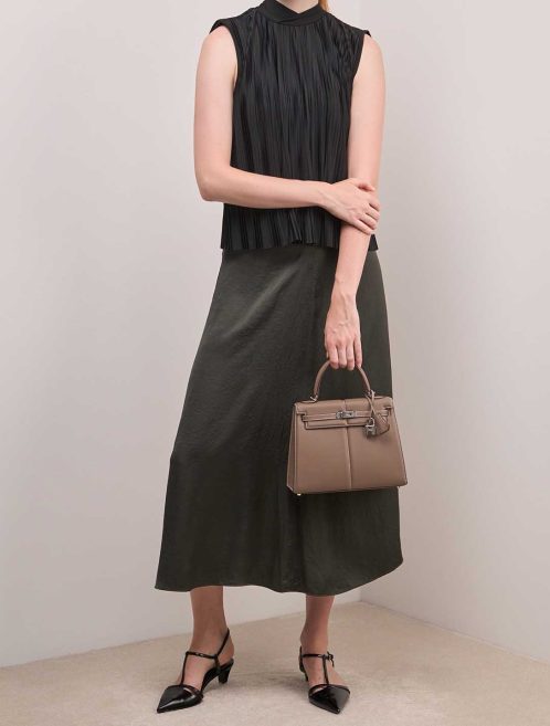 Hermès Kelly 25 Swift Étoupe on Model | Sell your designer bag