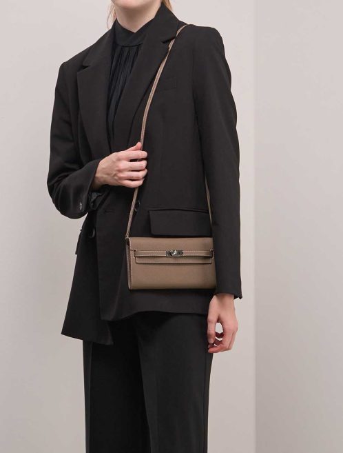 Hermès Kelly To Go Epsom Étoupe on Model | Sell your designer bag