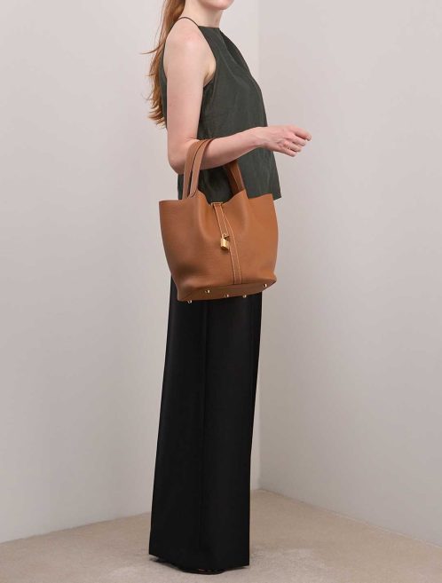 Hermès Picotin 26 Taurillon Clémence Gold on Model | Sell your designer bag