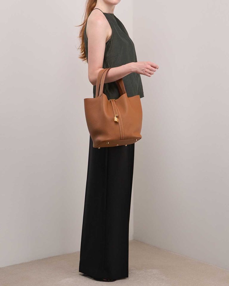 Hermès Picotin 26 Taurillon Clémence Gold on Model | Sell your designer bag