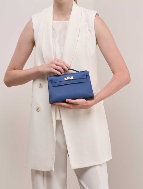 Hermès Kelly Pochette Swift Bleu Tie on Model | Sell your designer bag