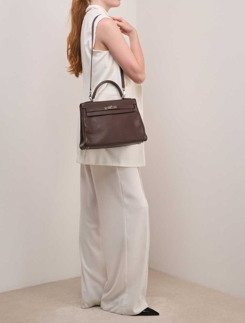 Hermès Kelly 32 Clémence Chocolat on Model | Sell your designer bag