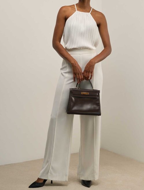 Hermès Kelly 28 Box Marron on Model | Sell your designer bag