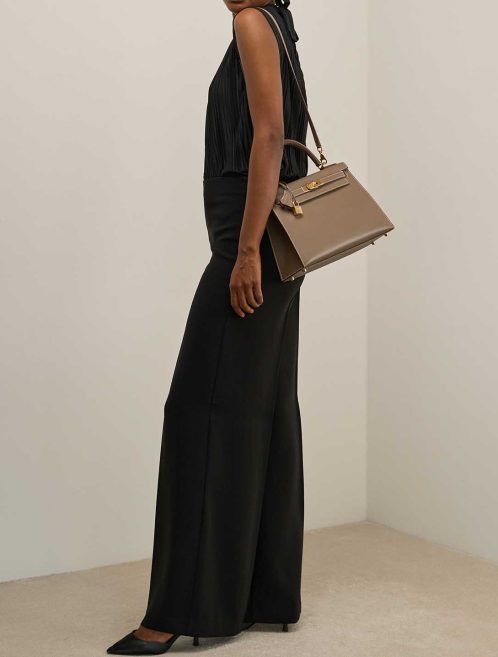 Hermès Kelly 28 Epsom Étoupe on Model | Sell your designer bag