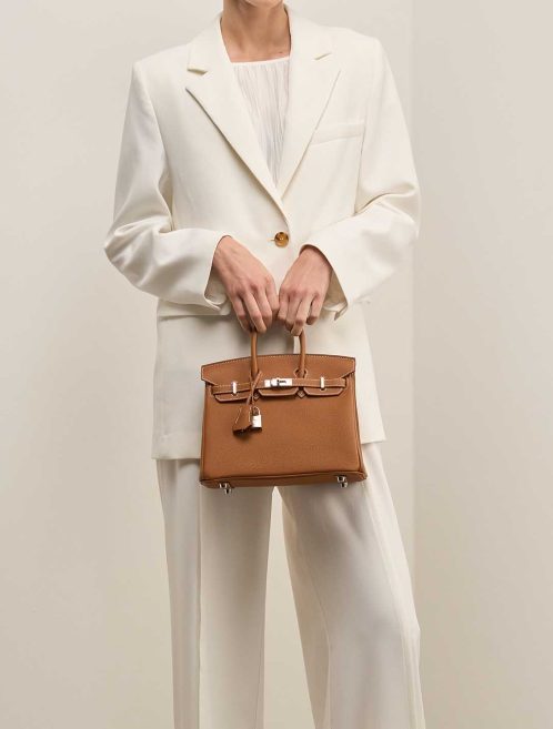 Hermès Birkin 25 Togo Gold on Model | Sell your designer bag