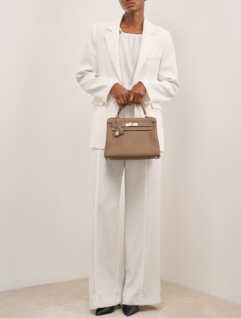 Hermès Kelly 28 Togo Étoupe on Model | Sell your designer bag