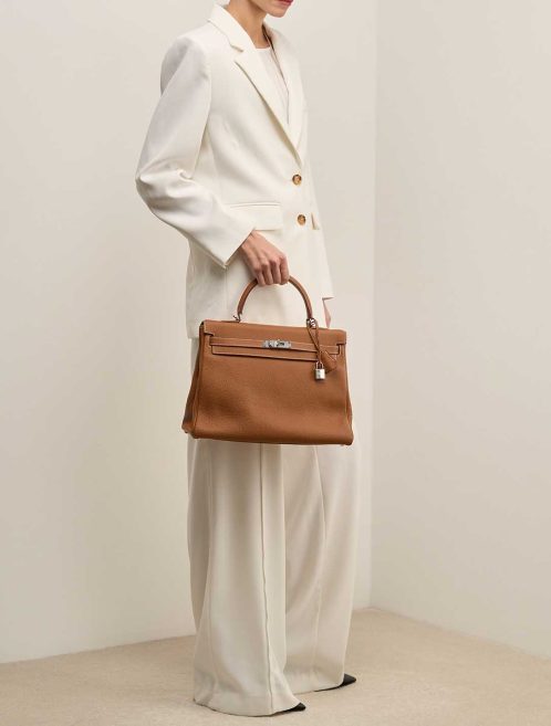 Hermès Kelly 35 Togo Gold on Model | Sell your designer bag