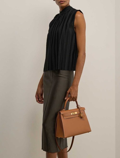 Hermès Kelly 28 Epsom Gold on Model | Sell your designer bag