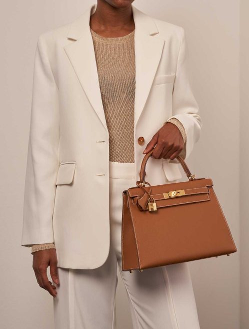 Hermès Kelly 28 Epsom Gold on Model | Sell your designer bag