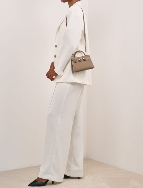 Hermès Kelly Mini Epsom Étoupe on Model | Sell your designer bag