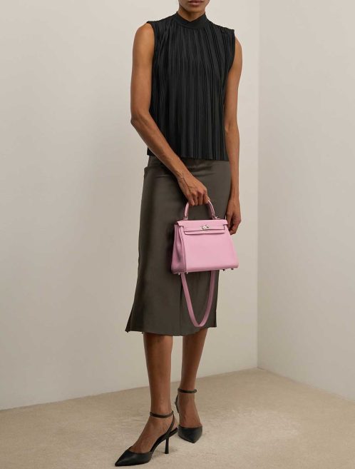 Hermès Kelly 25 Swift Mauve Sylvestre on Model | Sell your designer bag