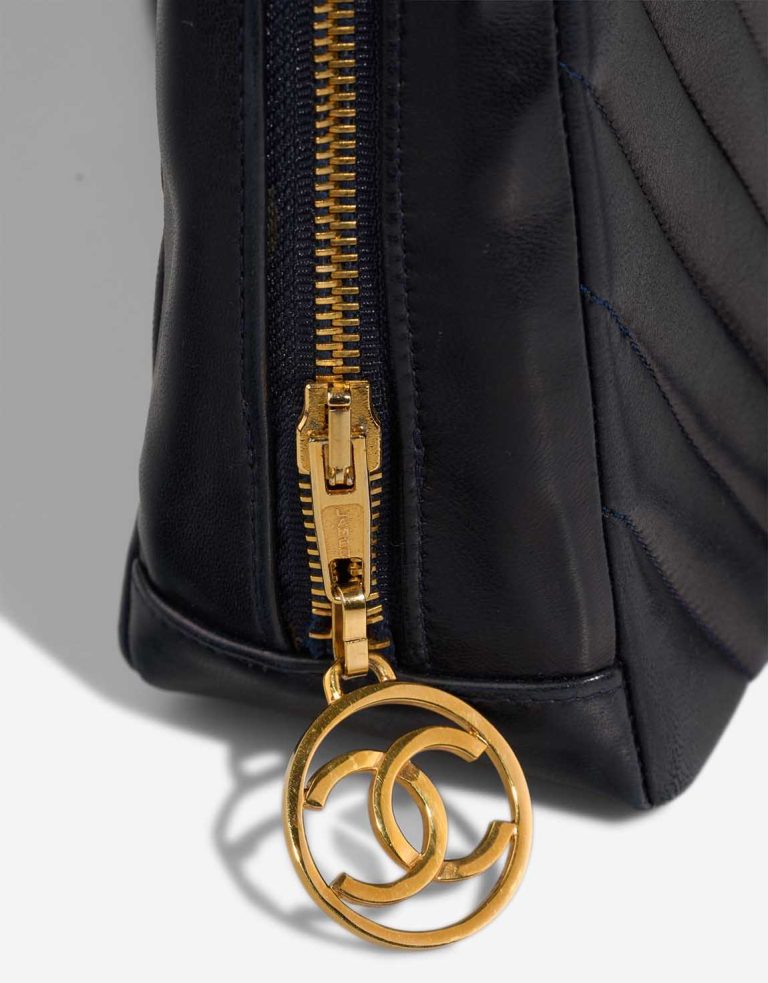 Chanel Shopping Tote Medium Lamb Black Closing System | Sell your designer bag