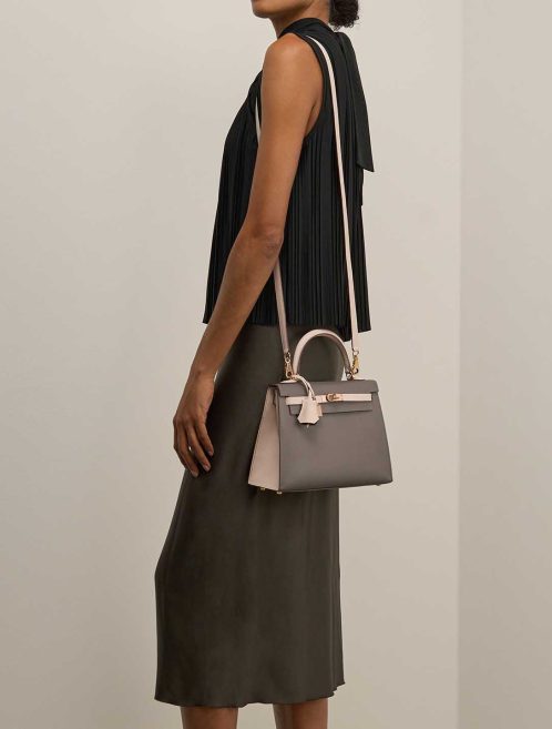 Hermès Kelly HSS 25 Epsom Gris Asphalte / Craie on Model | Sell your designer bag