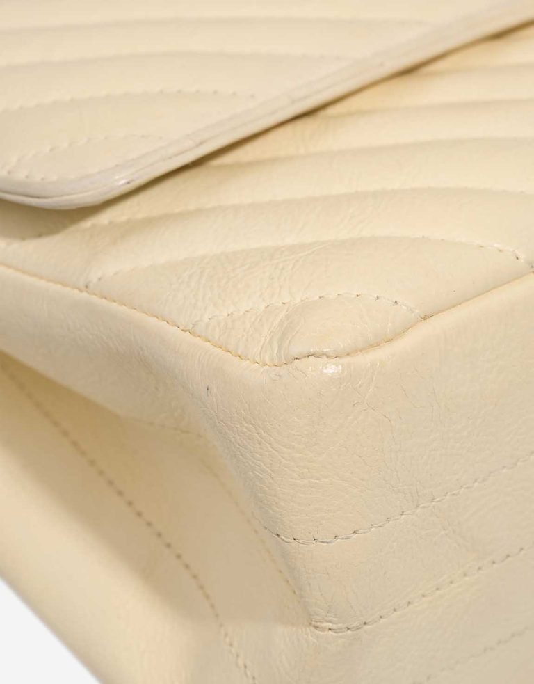 Chanel 2.55 Reissue 226 Crinkled Calf Off White Signs of wear | Sell your designer bag