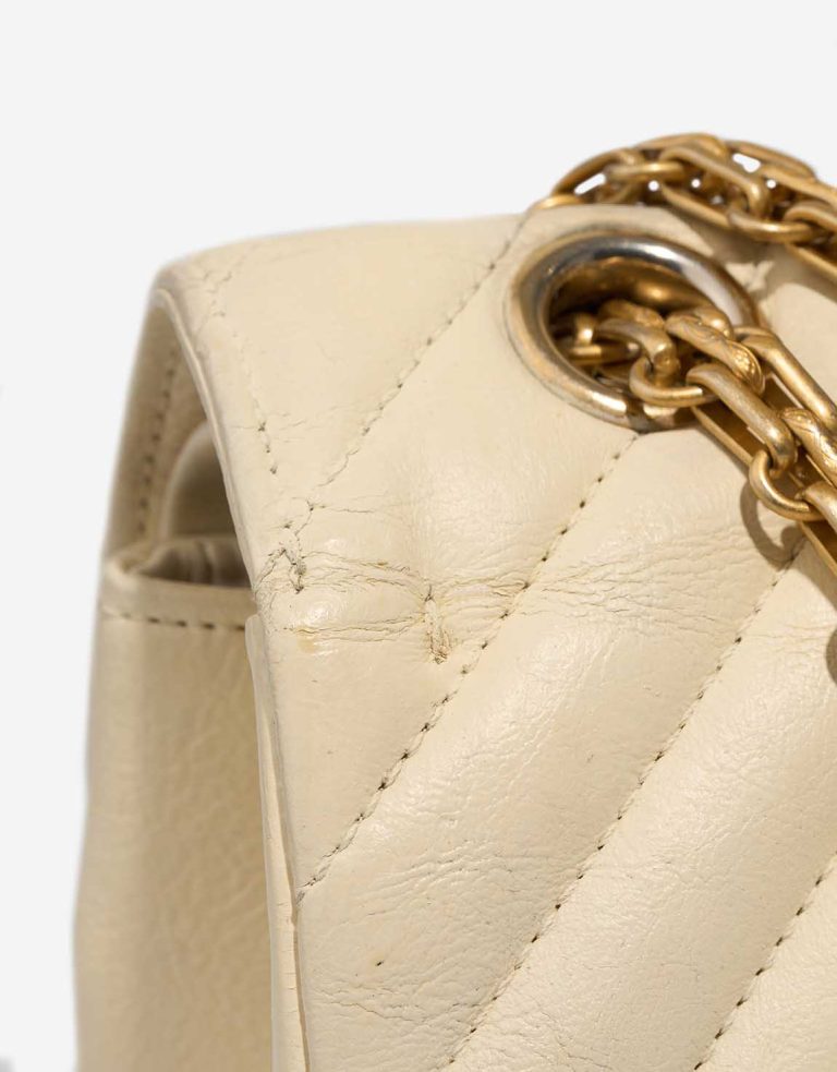 Chanel 2.55 Reissue 226 Crinkled Calf Off White Signs of wear | Sell your designer bag