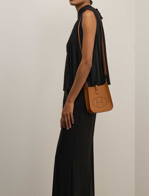 Hermès Evelyne 16 Sellier Epsom Gold  on Model | Sell your designer bag