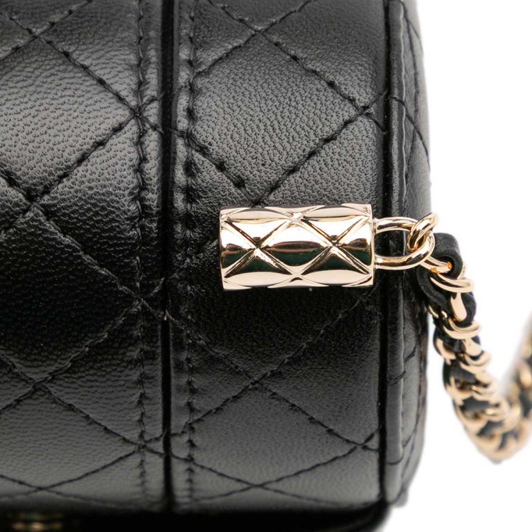 Chanel Vanity Mini Lamb Black Signs of wear | Sell your designer bag