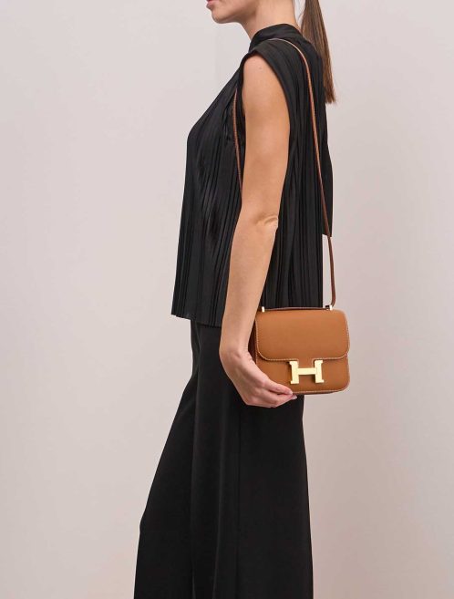 Hermès Constance 18 Epsom Gold on Model | Sell your designer bag
