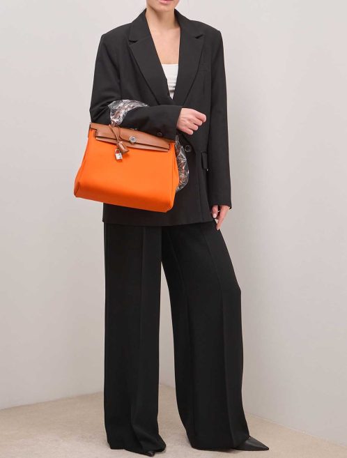 Hermès Herbag 31 Vache Hunter / Toile Fauve / Orange Minium on Model | Sell your designer bag
