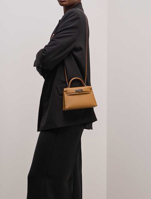 Hermès Kelly Mini Epsom Sésame on Model | Sell your designer bag