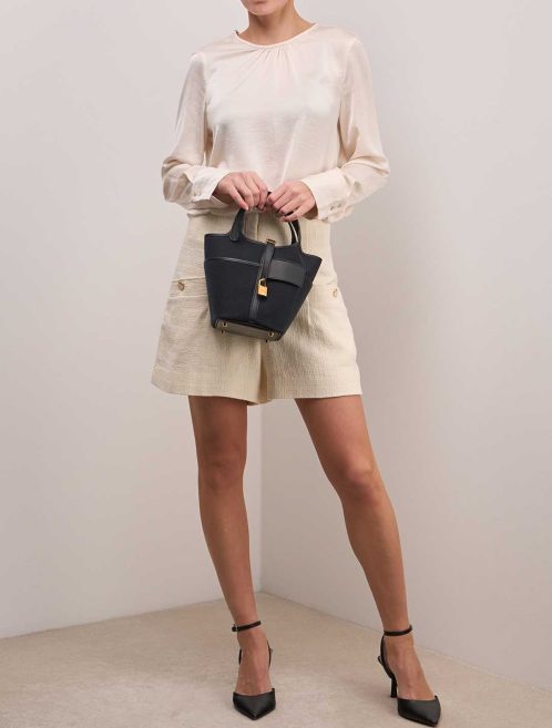 Hermès Picotin Cargo 18 Toile Goeland / Swift Black on Model | Sell your designer bag